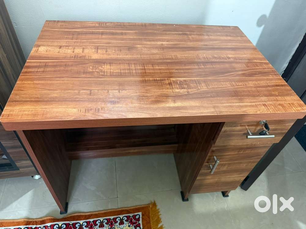 Computer table - New
