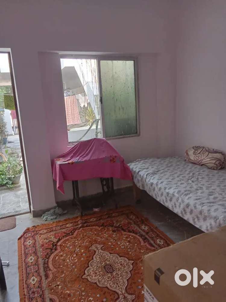 One room for rent only for girls per bed rs 2000