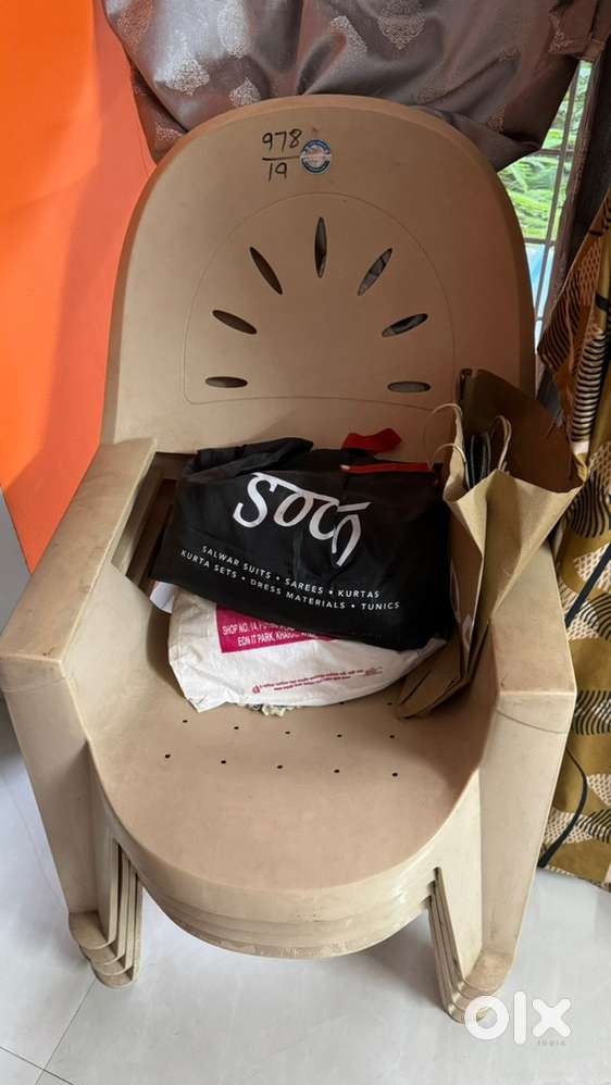 4 plastic lounge chairs