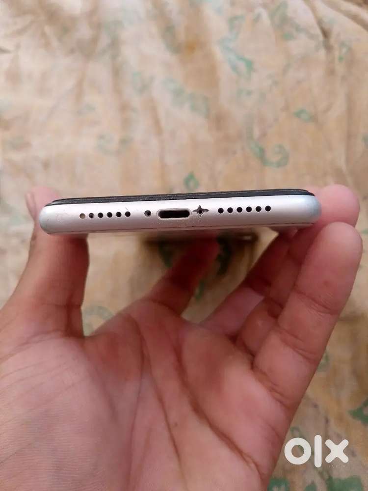 very good condition and 100% battary health and face id issu
