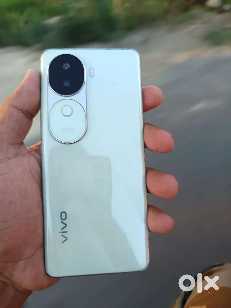 Vivo V40e 5g   3 month old phone ( 8, 128)