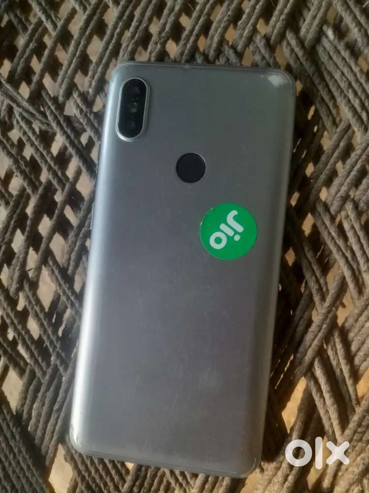 Phone Ikdm mst chalta h bs thoda tuta hua h upr ka screen