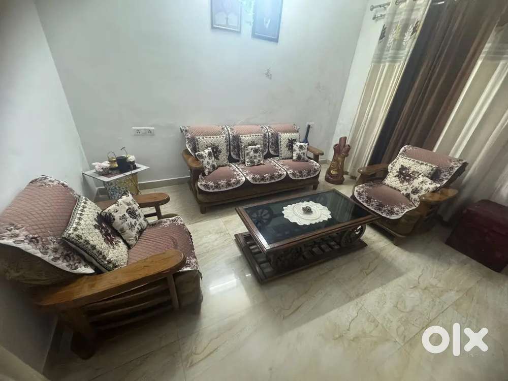 5 seater sofa wooden good condition