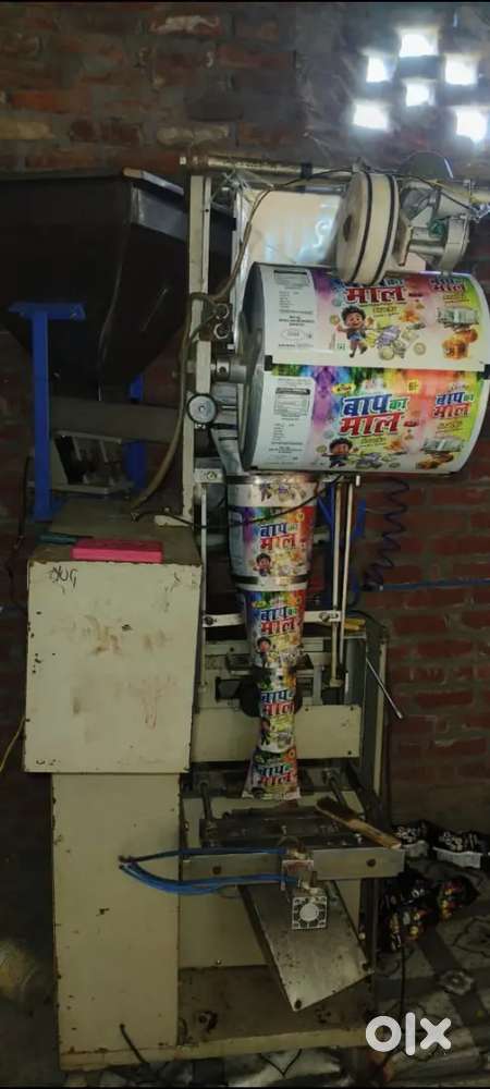 Snacks packing machine