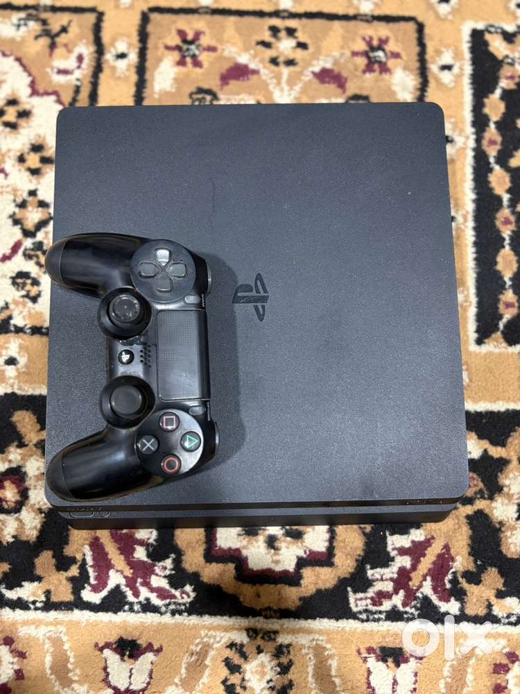 Sony ps4 1Tb with box and two games