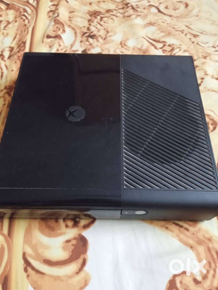 Xbox 360 e 2 controller and games