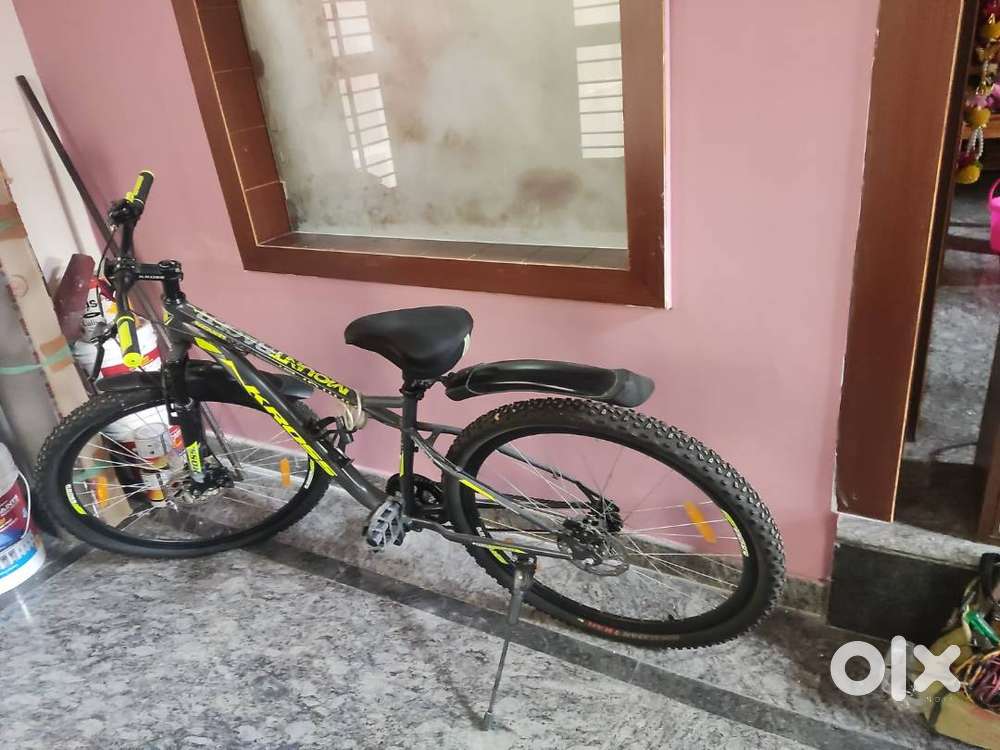Brand new cycle with disc brakes, shock absorber owner leaving abroad.