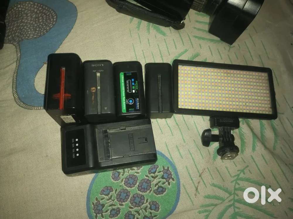 NX 100            Good Condition 2 बैट्री कैमरा का 2 led ka बैट्री Led