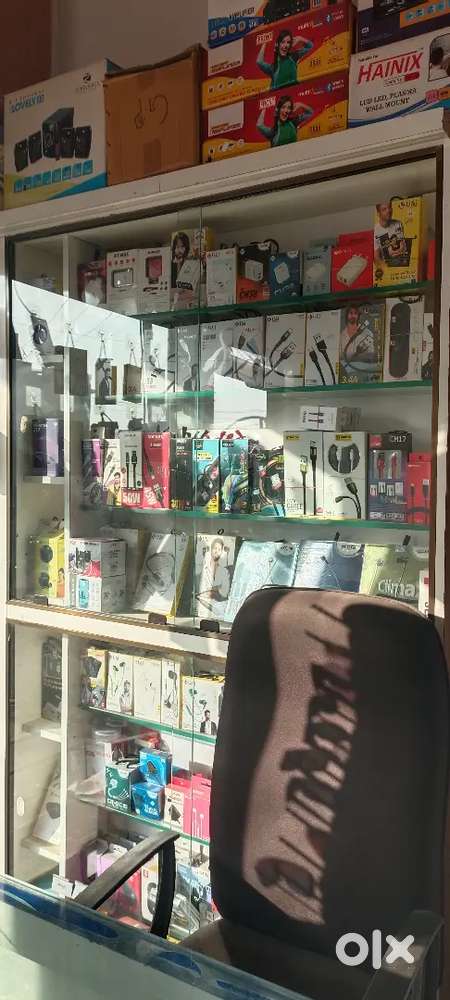 Mobile Shop furniture with mall ke sath dena hai