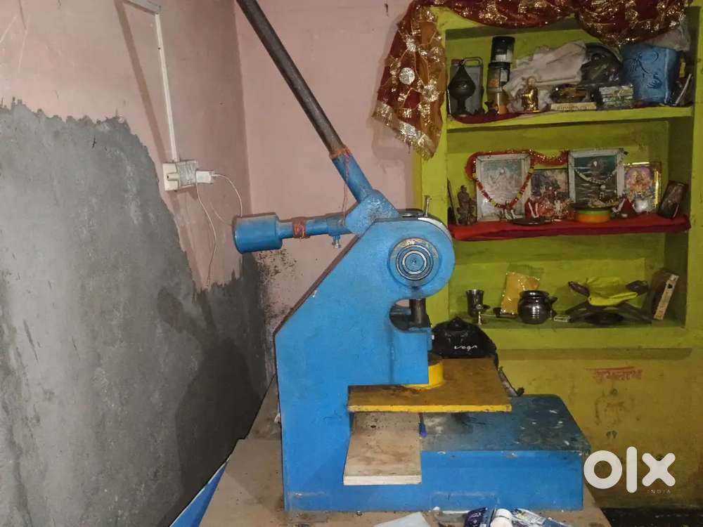 Chappal banane ki machine aur chappal banane ka sara samaan hai