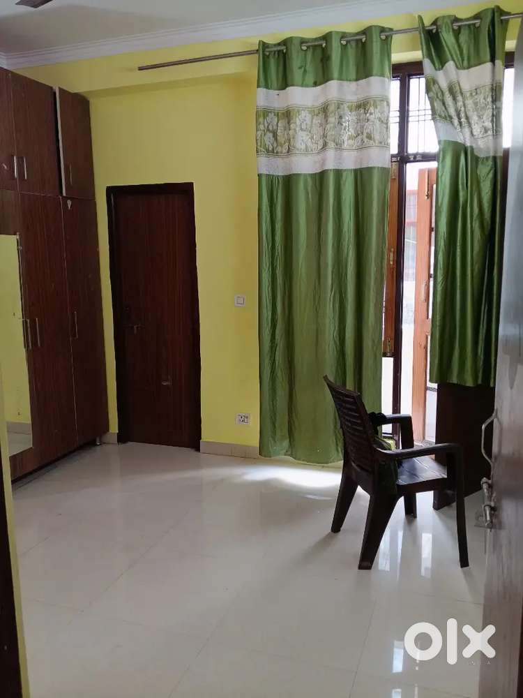 1 room available flatmate need in parasvnath city