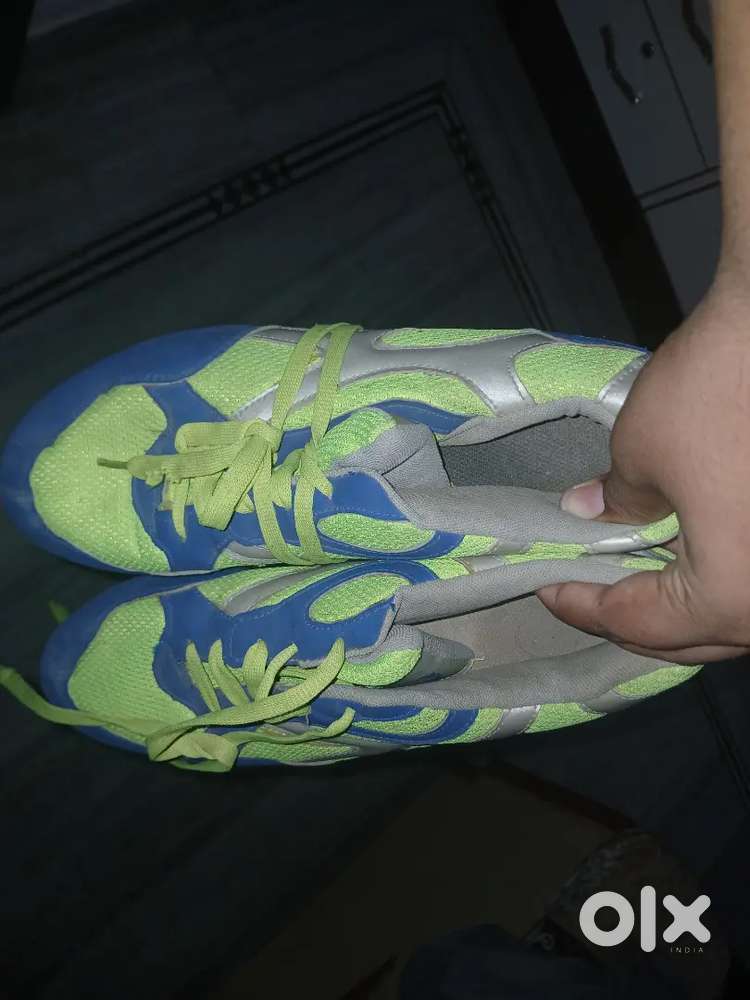 Sports shoes