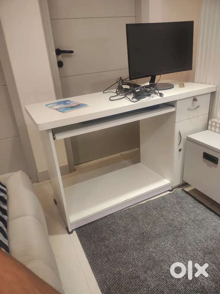 Computer Table मजबूत और साफ टेबल, कीबोर्ड ट्रे और स्टोरेज स्पेस