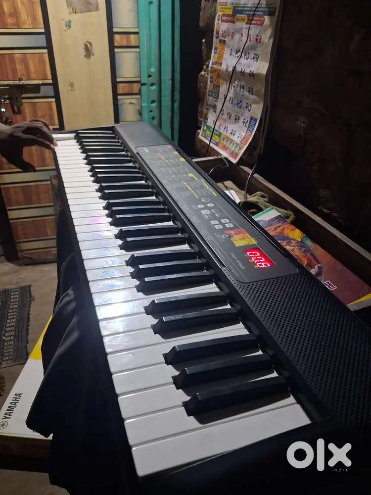 Yamaha PSR-F52 Keyboard