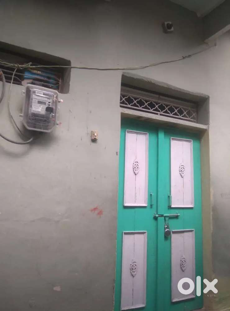 14,23 गाज है 4 कामरे है 2 बाथरूम है 1रसोई है तीन मजीद है