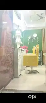 Ham yah beauty parlour ki shop sel kar rahe hain pura Saman parlour