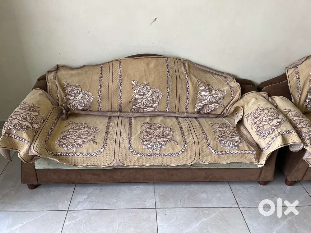 •	“Comfortable 3-Seater Sofa in Excellent Condition – Great Price!”