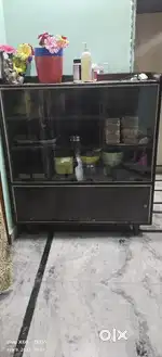 Gud condition crockery almirah