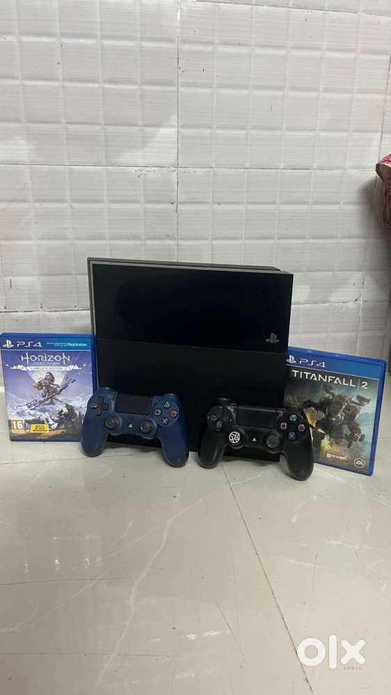 Ps4 fat with 2 controllers