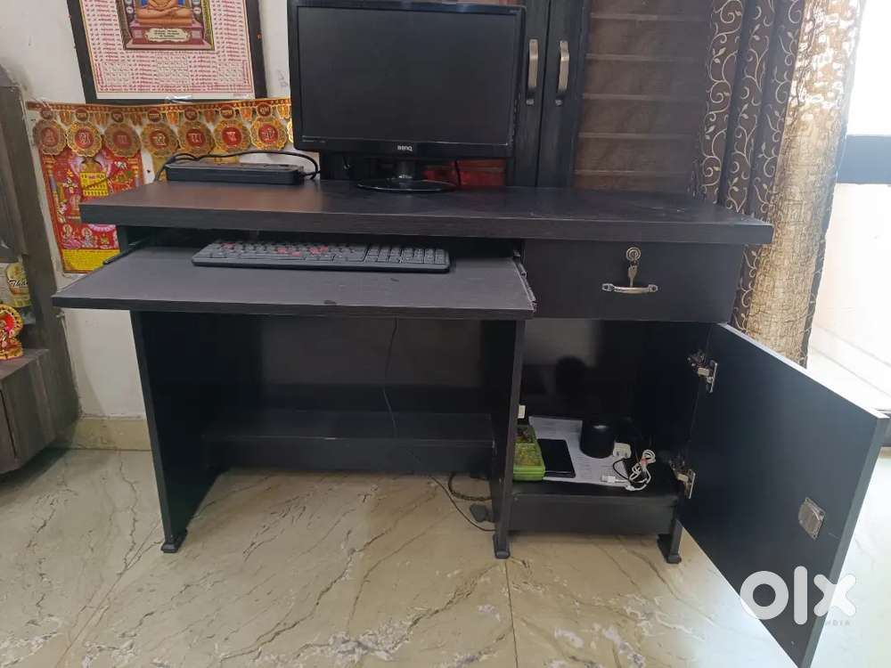 Computer table