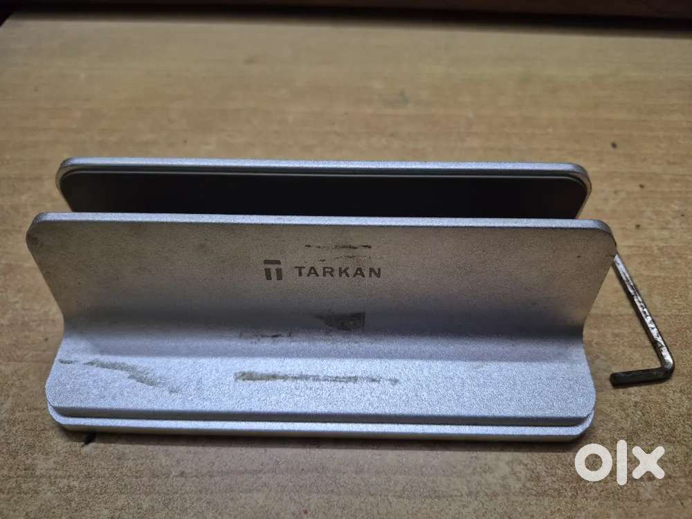 Vertical laptop holder