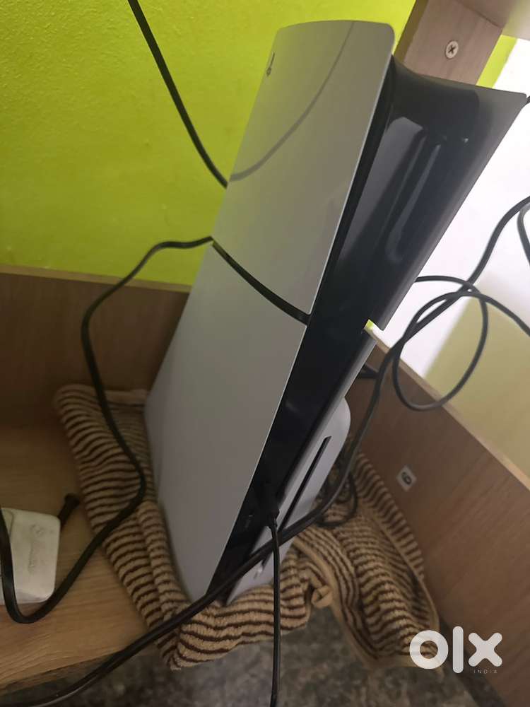 Brand new ps 5 only 1 month old