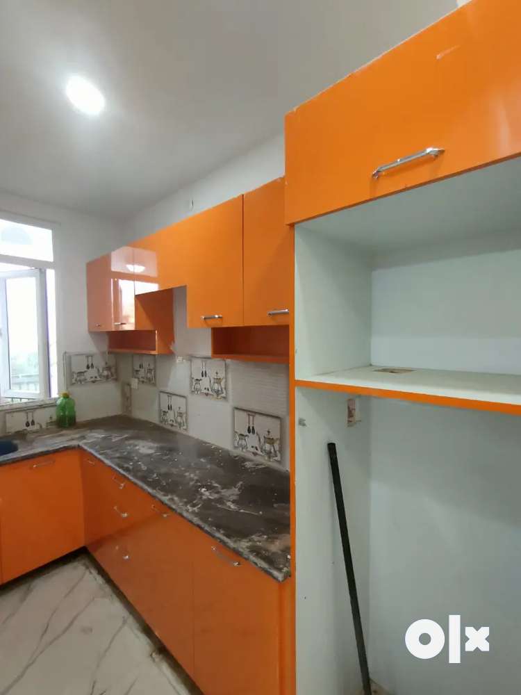 2bhk ready to move. Semifurnished with lift and free car parking.