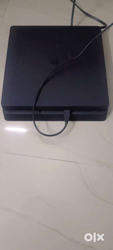 PS4 - 3 month old - hard disk 10 games included
