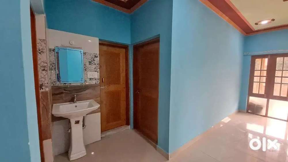 Flat Available on  Main Road opposite PickNChoose Barzulla Baghat