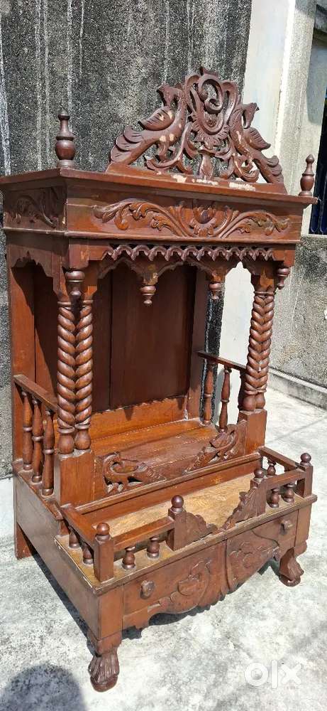 Segun wooden Singhasan