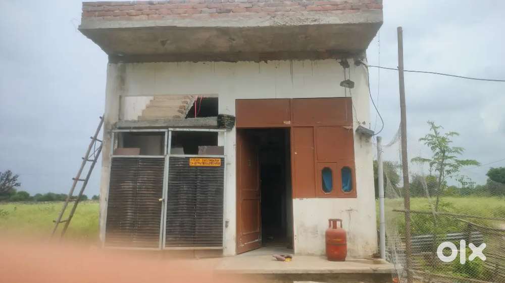 15/30 ka plot jairampura me hai
