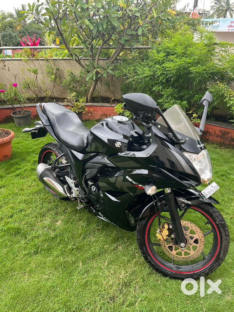 EXCELLENT CONDITION BIKE FULL BLACK COLOUR