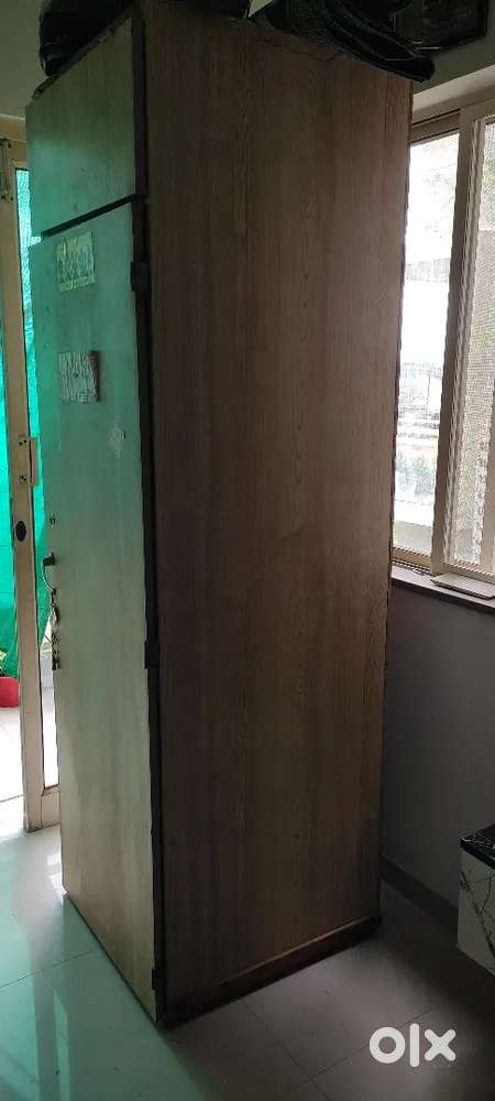 Single door wardrobe with four shelves