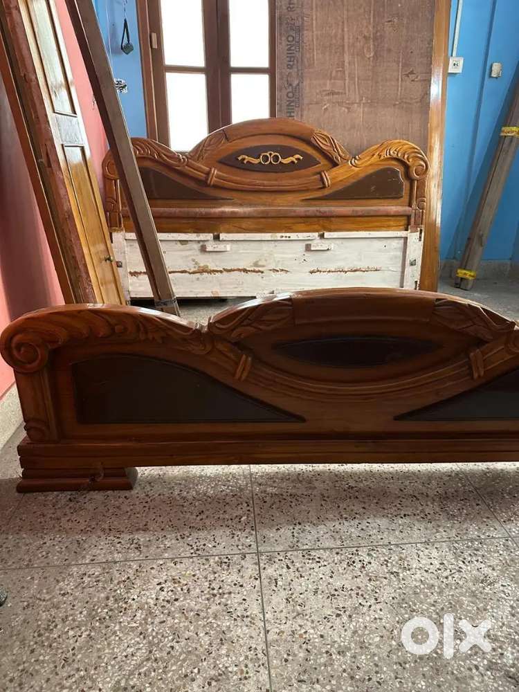 Solid Teak Wood king size bed with elegant Carving design.