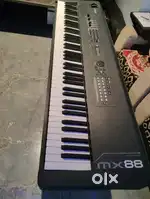 Yamaha MX88 Synthesizer keyboard
