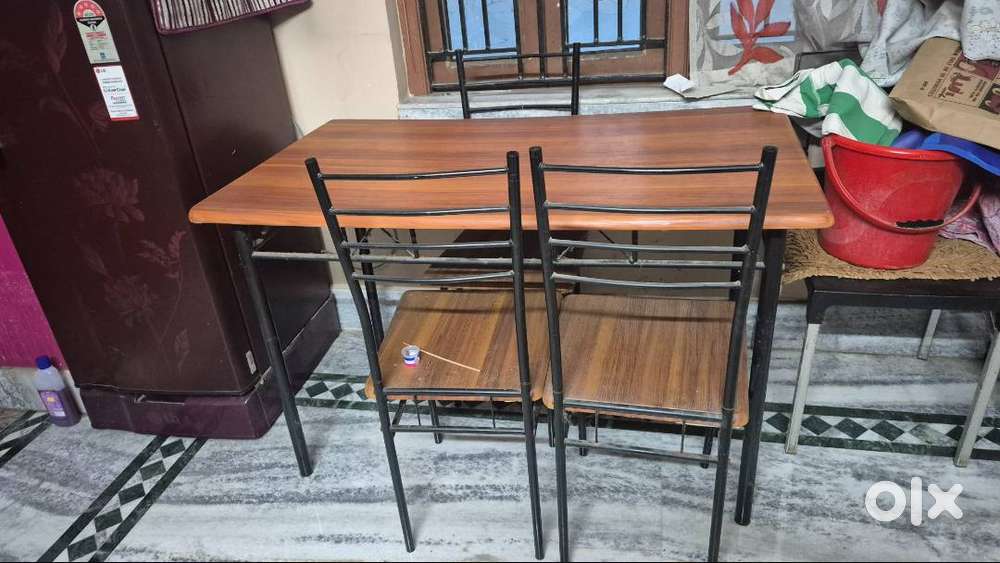 Good condition 4 chair with one table 4 seater hmm