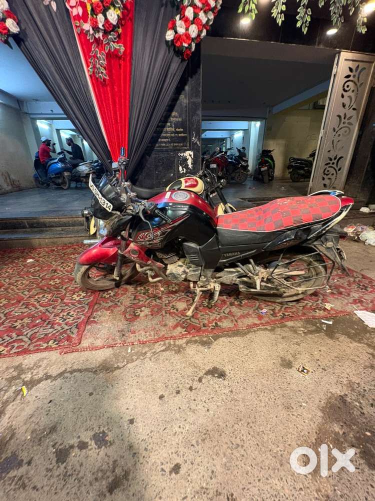 YAMAHA FZS BLACK AND RED with no challans fix price