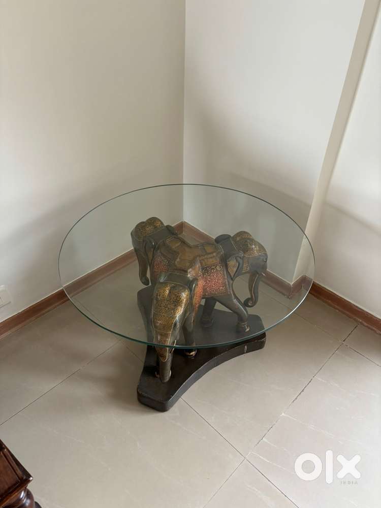 Anticque roind table with glass