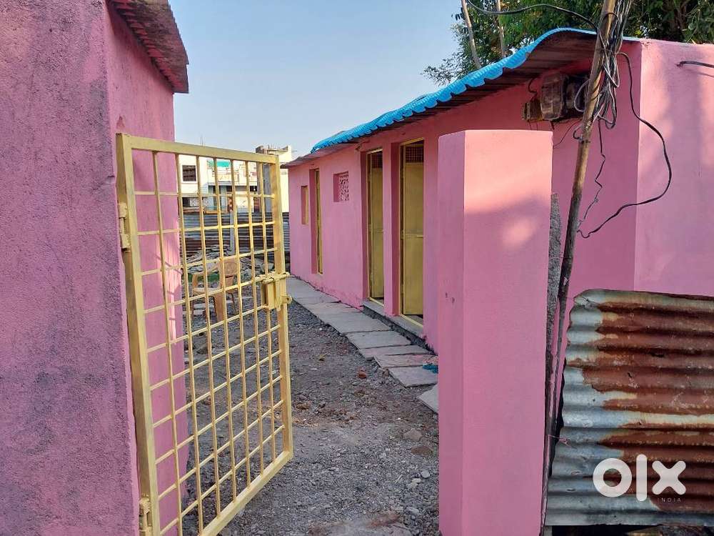 पंडित दीनदयाळ महाविद्यालयाच्या उत्तर गेटला लागून मालेगाव रोड