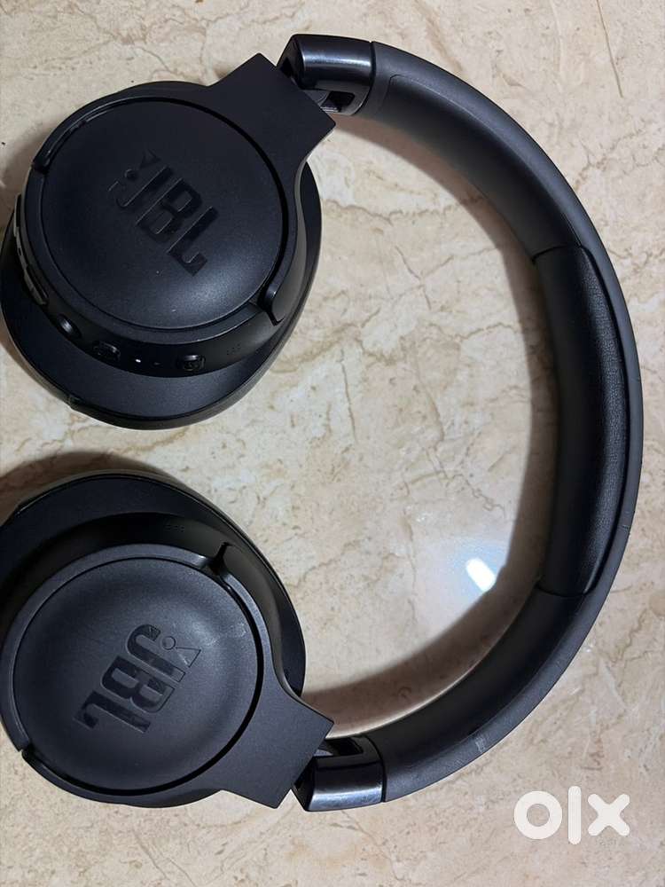 Its JBL TUNE 770NC its has Good bass and audio