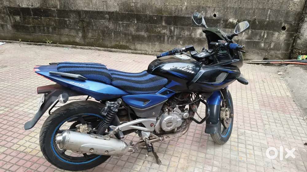 Pulsar 220 F bike for sale urgently ( jisko Lena ho wo hi msg kare )