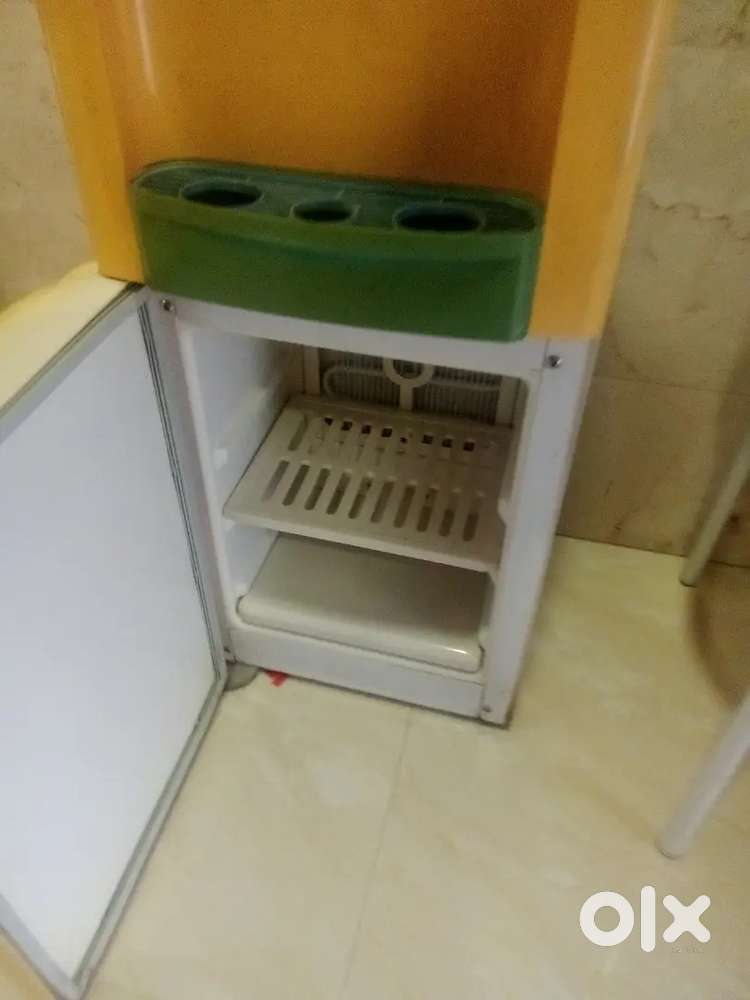 Mini dispenser with fridge