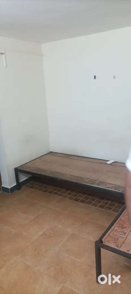 Single room semi furnished in nigdi pradhikaran available