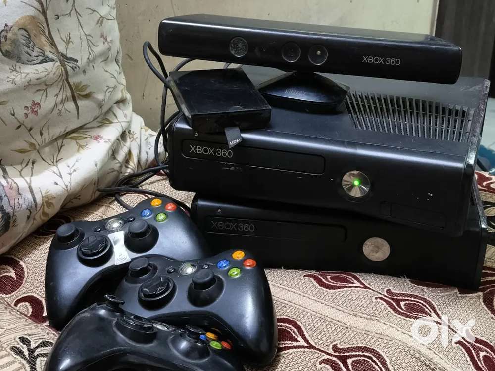 2 Xbox360 slim with kinect and 3 original wireless controllers