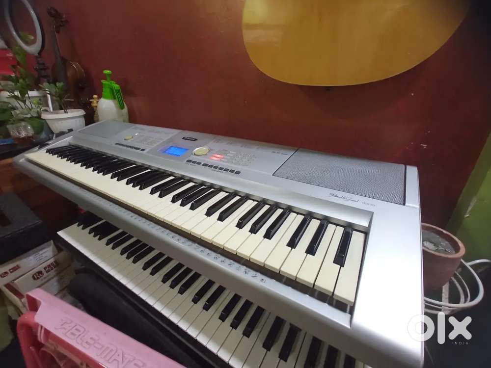 Yamaha Portable Grand DGX-205
