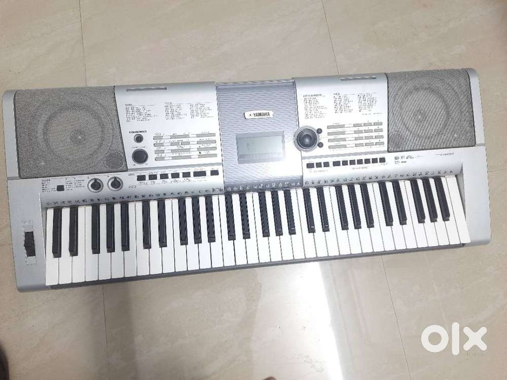 Yamaha I425 Musical Keyboard with adaptor and stand