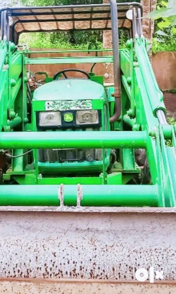 John Deere tractor in excellent condition