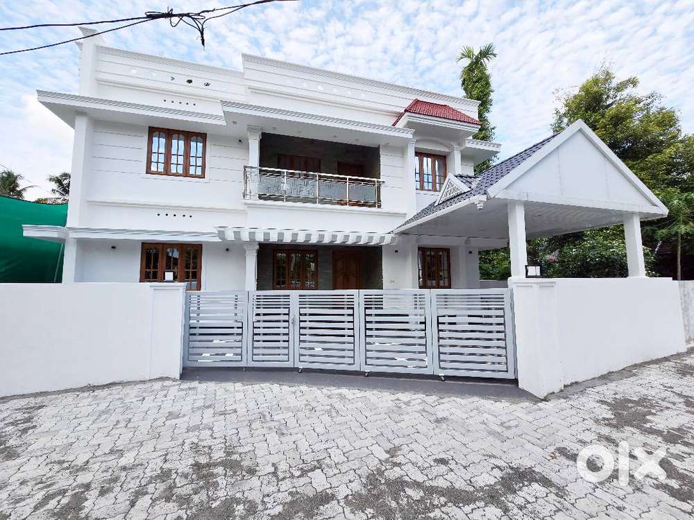 Nalukettu-Style 5BHK Villa for Sale – Varapuzha, Near Kongorpilly