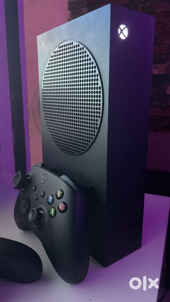 Xbox Series S - 1 TB with 4 controllers in warranty