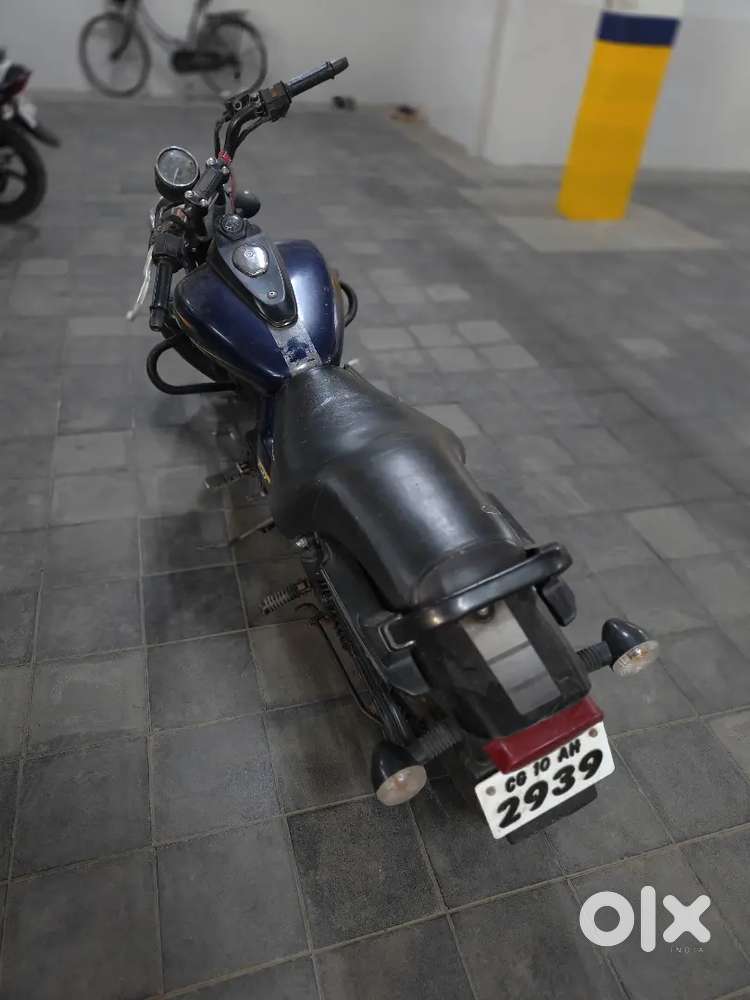 Bajaj Avenger 150 street